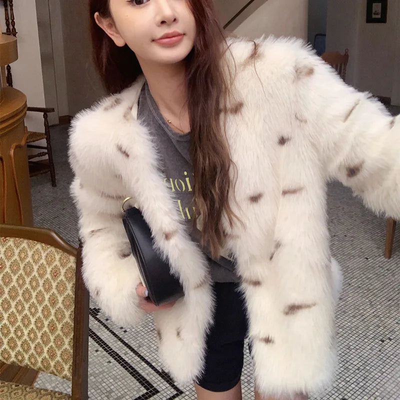 Little Cheetah Imitation Fox Fur Grass Coat Women's 2023 Autumn/Winter New Haining Plush Top V-neck Short Style Trendy