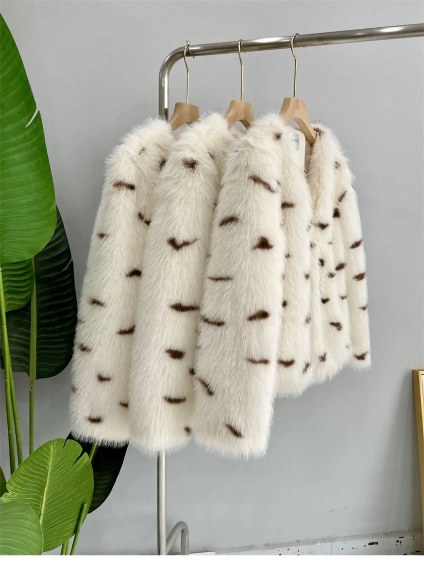 Little Cheetah Imitation Fox Fur Grass Coat Women's 2023 Autumn/Winter New Haining Plush Top V-neck Short Style Trendy