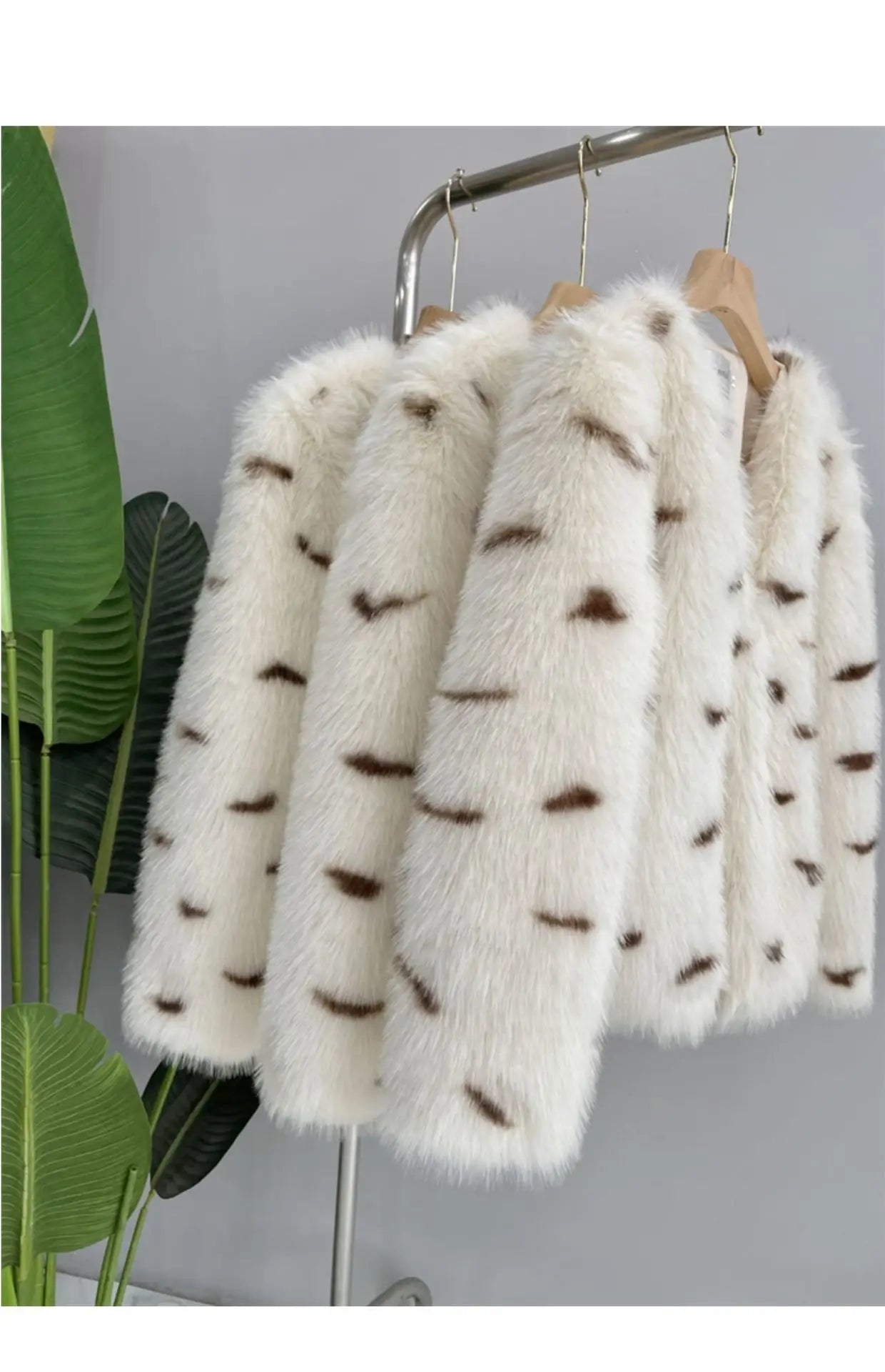 Little Cheetah Imitation Fox Fur Grass Coat Women's 2023 Autumn/Winter New Haining Plush Top V-neck Short Style Trendy