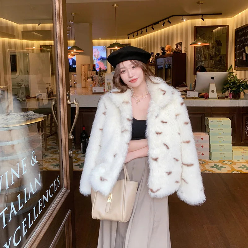 Little Cheetah Imitation Fox Fur Grass Coat Women's 2023 Autumn/Winter New Haining Plush Top V-neck Short Style Trendy